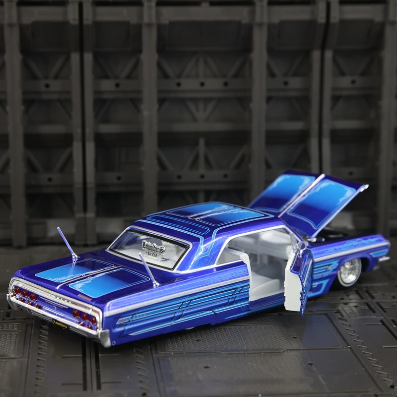 Maisto 1:26 simulation Chevrolet Impala SS alloy car model ornament doors and hood can be opened suitable for collection
Maisto 1:26 simulation Chevrolet Impala SS alloy car model ornament doors and hood can be opened suitable for collection