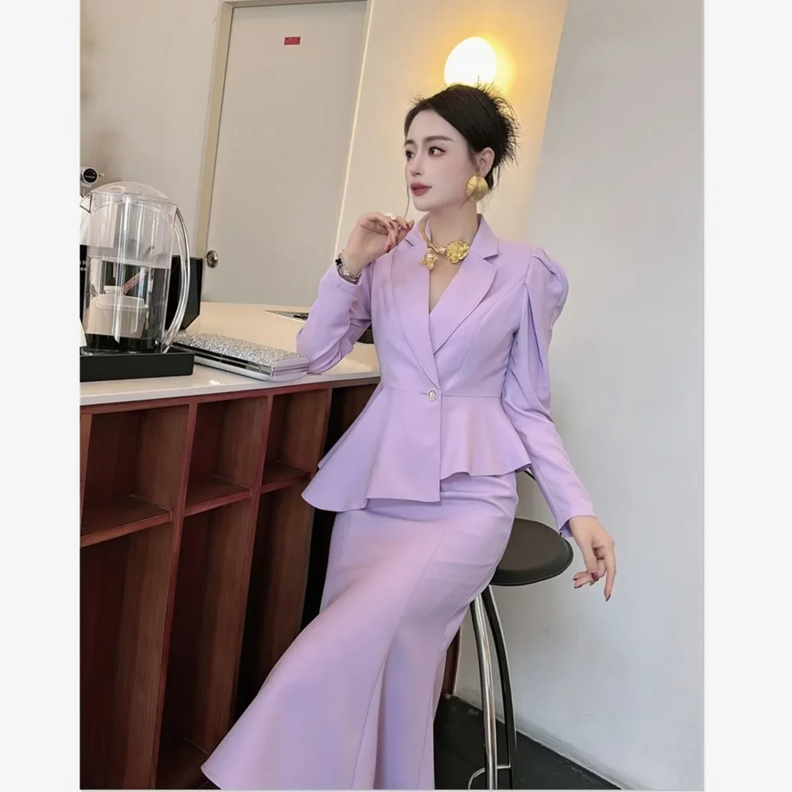 Новые элитные модные женские комплекты из двух предметов, элегантная однотонная тонкая рубашка с зубчатым воротником и пышными рукавами + костюм с юбкой-русалкой для вечеринки
Новые элитные модные женские комплекты из двух предметов, элегантная однотонная тонкая рубашка с зубчатым воротником и пышными рукавами + костюм с юбкой-русалкой для вечеринки