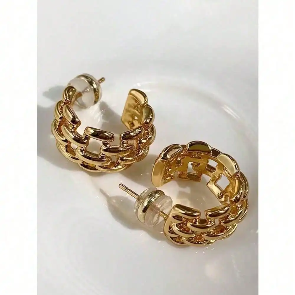 European And American Style Simple Twisted Chain Winding Braided Circle Earrings, Versatile Fashionable Office Lady Accessories, Ins Style
European And American Style Simple Twisted Chain Winding Braided Circle Earrings, Versatile Fashionable Office Lady Accessories, Ins Style