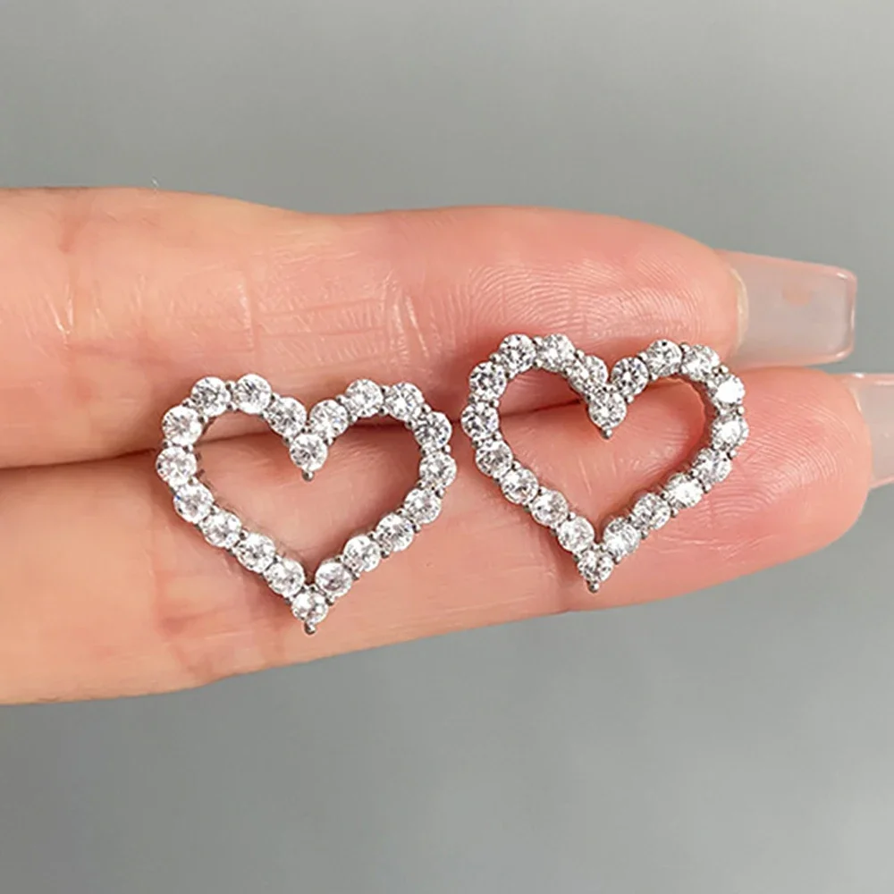 Серьги-гвоздики с муассанитом в форме сердца 0.6/1.2 карата (общий вес 2.2 карата) для женщин, из стерлингового серебра 925 пробы с покрытием из белого золота, для свадьбы, вечеринки, в подарок
Серьги-гвоздики с муассанитом в форме сердца 0.6/1.2 карата (общий вес 2.2 карата) для женщин, из стерлингового серебра 925 пробы с покрытием из белого золота, для свадьбы, вечеринки, в подарок