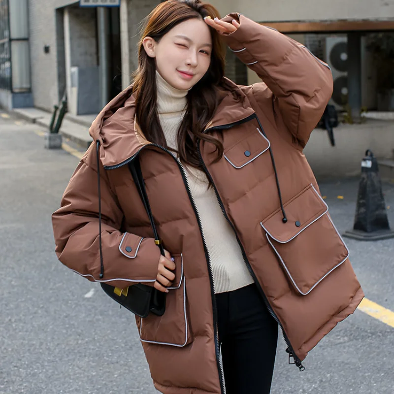 2024 New Winter Jackets for Women Hooded Puffer Coats Windproof Thickened Warm Outerwears Line Patchwork Trend Short Coats Down
2024 New Winter Jackets for Women Hooded Puffer Coats Windproof Thickened Warm Outerwears Line Patchwork Trend Short Coats Down