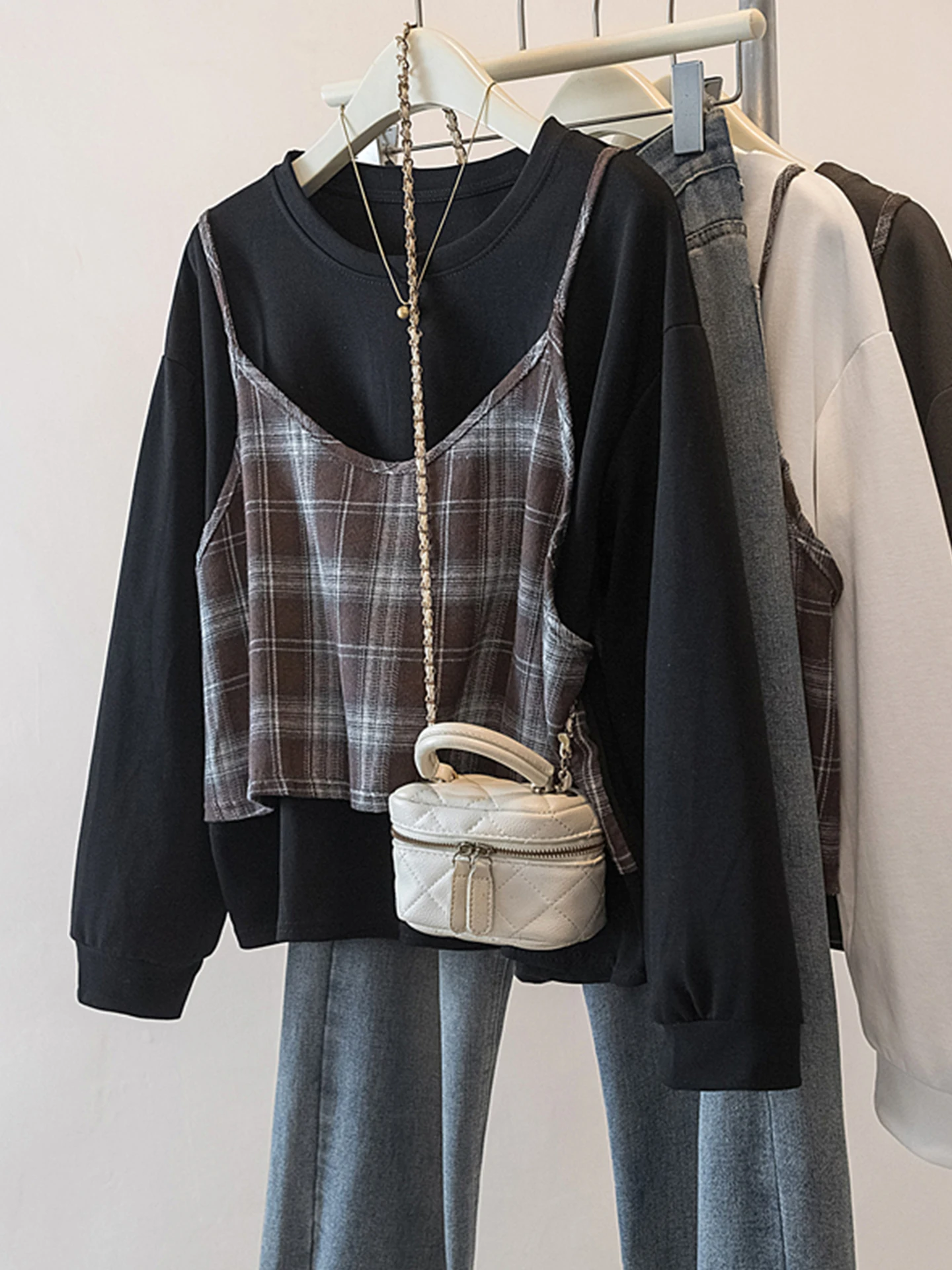 Женская футболка с длинным рукавом и вставками, больших размеров, скрывающая недостатки фигуры, очень красивая, модная, с открытыми плечами, для повседневной носки, в стиле кэжуал.
Женская футболка с длинным рукавом и вставками, больших размеров, скрывающая недостатки фигуры, очень красивая, модная, с открытыми плечами, для повседневной носки, в стиле кэжуал.