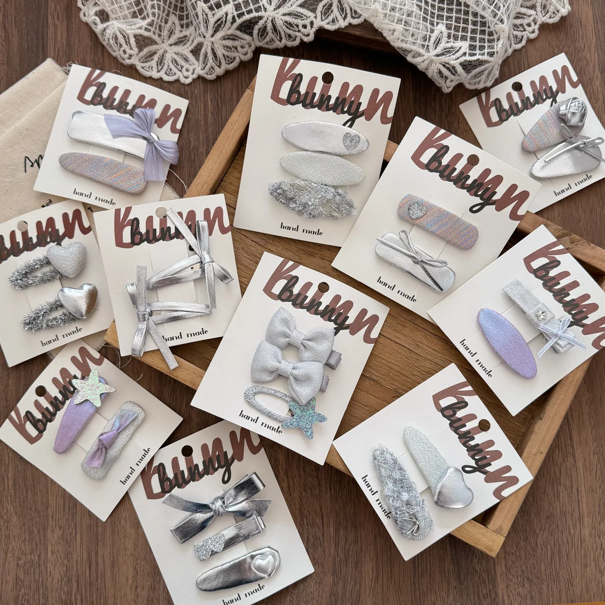 Cute Silver Bow BB Clips Girls Kids Hair Clips BB Hairpins Barrettes Hairgrips Accessories Hairclip Headwear Headdress Ornament
Cute Silver Bow BB Clips Girls Kids Hair Clips BB Hairpins Barrettes Hairgrips Accessories Hairclip Headwear Headdress Ornament