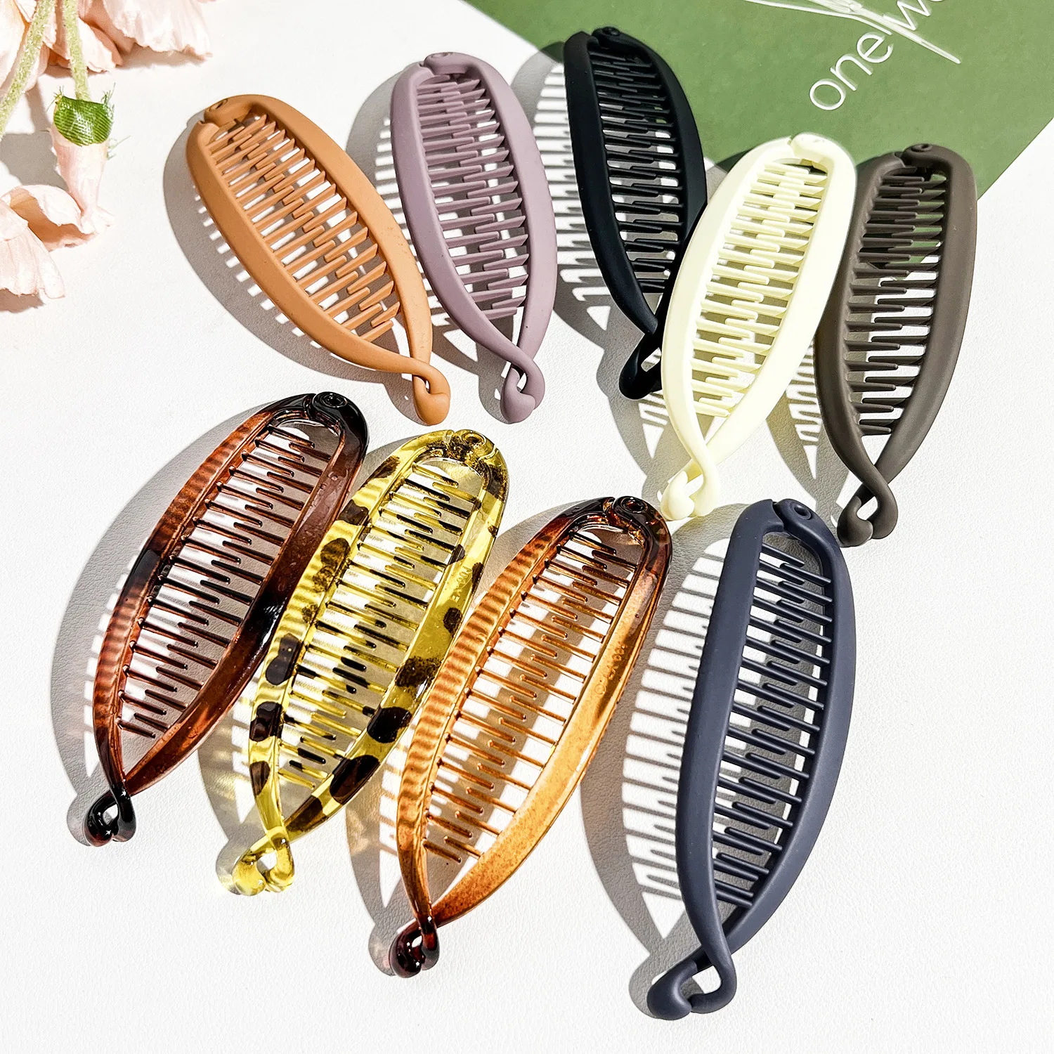 Amber Resin Banana Hair Clip, Vintage Ponytail Clip for Women with Thick Hair
Amber Resin Banana Hair Clip, Vintage Ponytail Clip for Women with Thick Hair