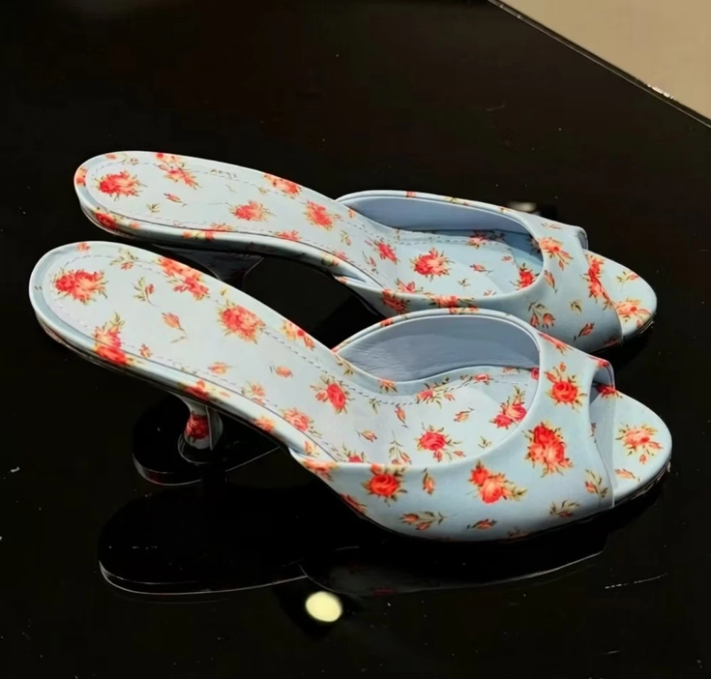 Spring/Summer Simple Light Blue Floral Print Heeled Sandals Peep Toe Design Delicate Kitten Heel Red Rose Pattern Casual Style
Spring/Summer Simple Light Blue Floral Print Heeled Sandals Peep Toe Design Delicate Kitten Heel Red Rose Pattern Casual Style