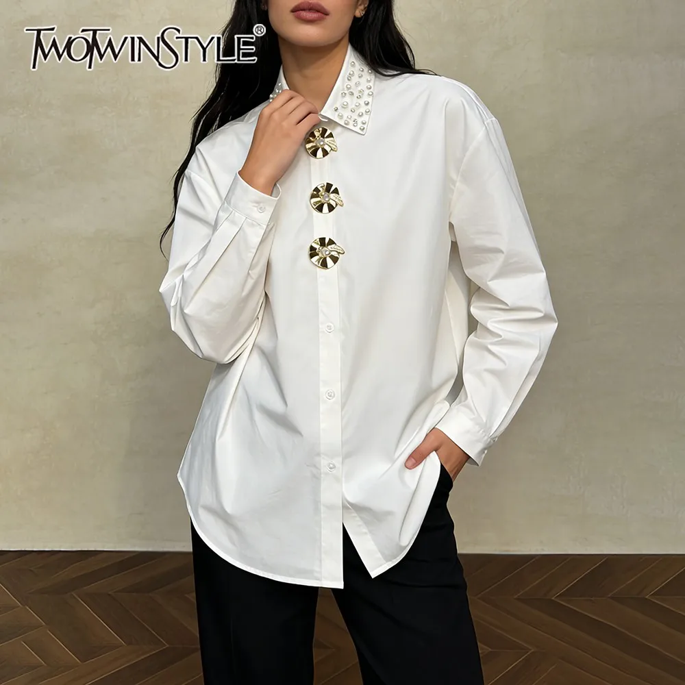 Женская рубашка TWOTWINSTYLE с отложным воротником, длинным рукавом, свободного кроя, с декоративными вставками и бусинами, в повседневном литературном стиле, осенняя новинка
Женская рубашка TWOTWINSTYLE с отложным воротником, длинным рукавом, свободного кроя, с декоративными вставками и бусинами, в повседневном литературном стиле, осенняя новинка
