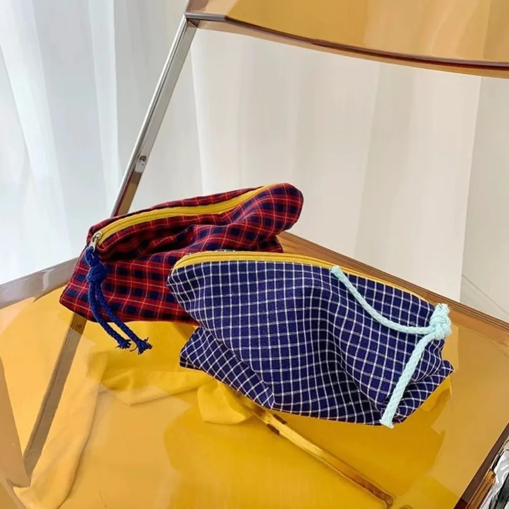 Makeup Pouch Portable Plaid Makeup Bag Fashion College Style Large Capacity Storage Bag Polyester Travel Handbags Women
Makeup Pouch Portable Plaid Makeup Bag Fashion College Style Large Capacity Storage Bag Polyester Travel Handbags Women