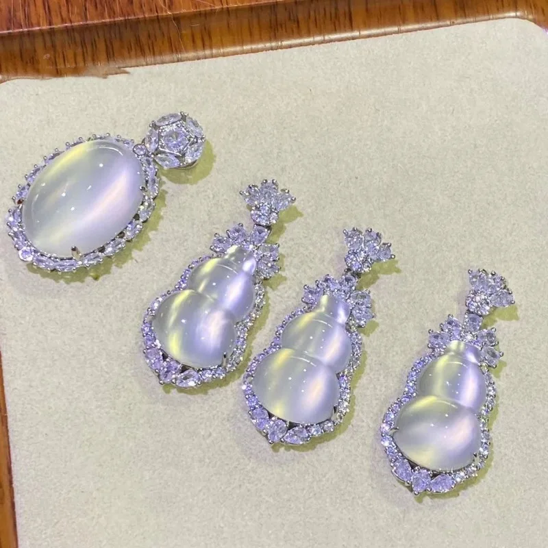 New Chinese Chalcedony Gourd Pendant Inlaid with Agate Fulushou Necklace Pendant
New Chinese Chalcedony Gourd Pendant Inlaid with Agate Fulushou Necklace Pendant