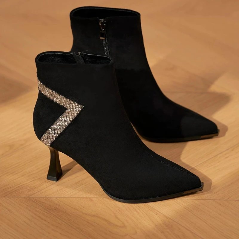 Новые элегантные замшевые ботильоны 2025 года на среднем каблуке с острым носком для женщин, осенне-зимние короткие ботинки
Новые элегантные замшевые ботильоны 2025 года на среднем каблуке с острым носком для женщин, осенне-зимние короткие ботинки