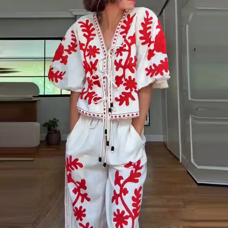 Женский модный комплект из 2 предметов в стиле бохо: повседневный костюм из хлопка и льна с рукавами-фонариками, элегантный топ с V-образным вырезом и завязками, и брюки с широкими штанинами.
Женский модный комплект из 2 предметов в стиле бохо: повседневный костюм из хлопка и льна с рукавами-фонариками, элегантный топ с V-образным вырезом и завязками, и брюки с широкими штанинами.