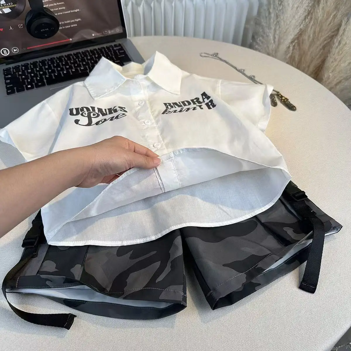 Children's Clothing Boys' Summer Set 2025 New Korean Version Boys' Handsome Short Sleeved Shirt+shorts Two-piece Set
Children's Clothing Boys' Summer Set 2025 New Korean Version Boys' Handsome Short Sleeved Shirt+shorts Two-piece Set