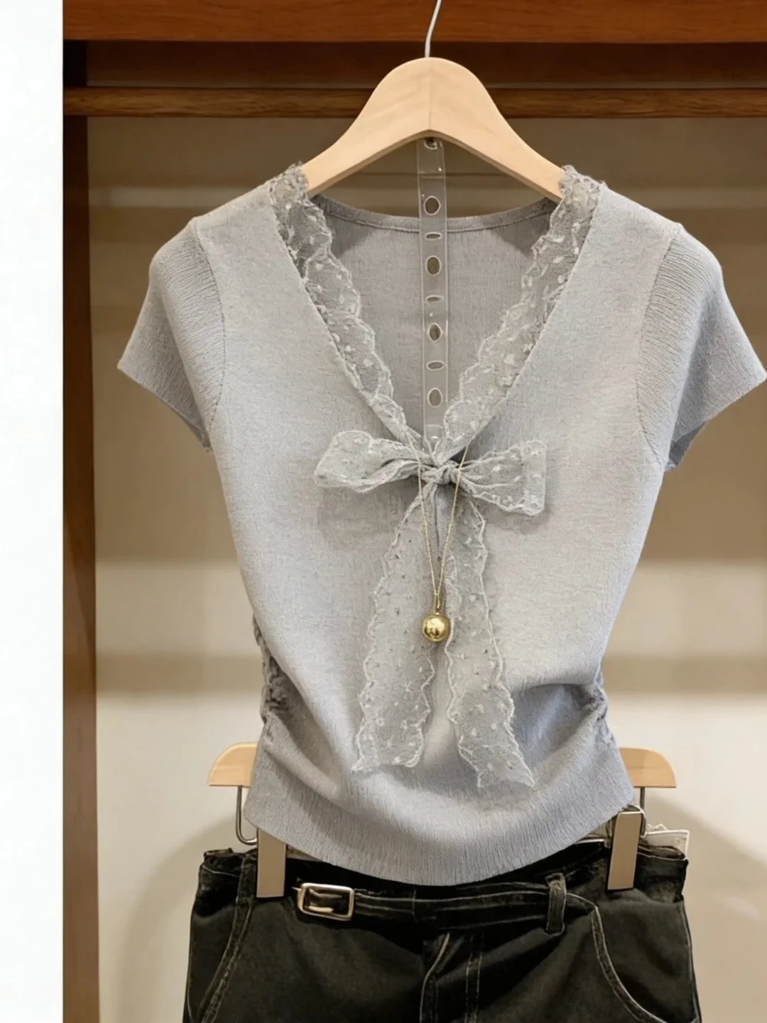 Gray Lace Splice Knot V-neck T-shirt Women's Fashion Slim Fit Unique Beautiful Summer Top French Style Short Sleeve
Gray Lace Splice Knot V-neck T-shirt Women's Fashion Slim Fit Unique Beautiful Summer Top French Style Short Sleeve