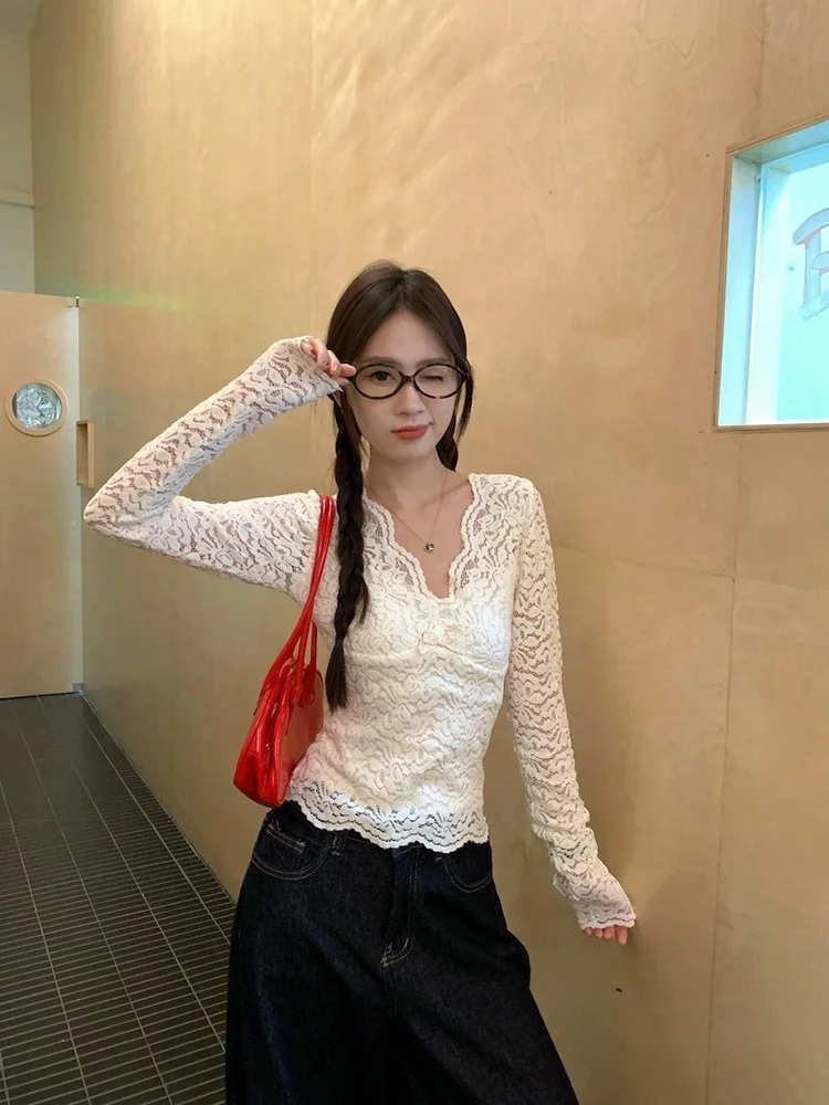 Ele Белый кружевной базовый топ с v-образным вырезом, женский осенне-зимний высококачественный красивый маленький топ под пальто
Ele Белый кружевной базовый топ с v-образным вырезом, женский осенне-зимний высококачественный красивый маленький топ под пальто