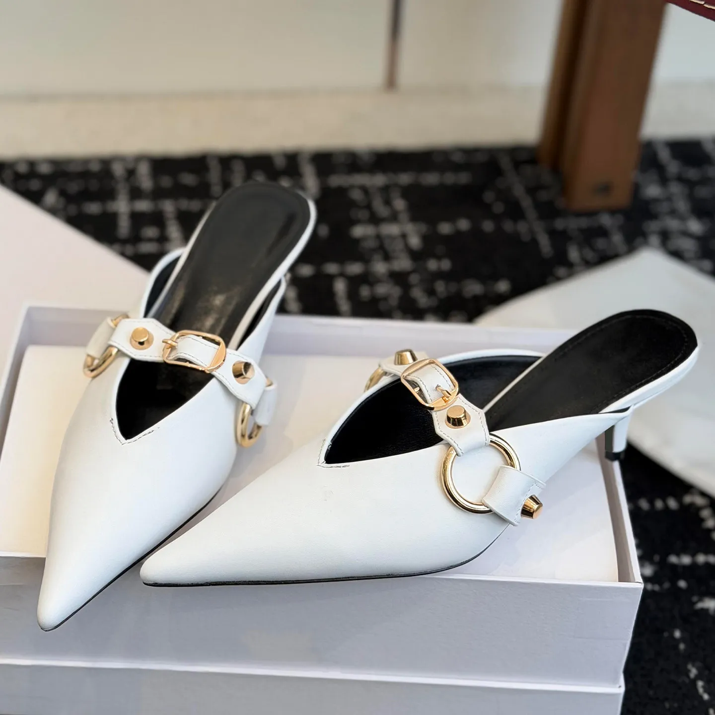 Fashionable metal rivet buckle pointed thin heel M ü ller shoes for women's summer new versatile one foot toe toe toe slippers
Fashionable metal rivet buckle pointed thin heel M ü ller shoes for women's summer new versatile one foot toe toe toe slippers