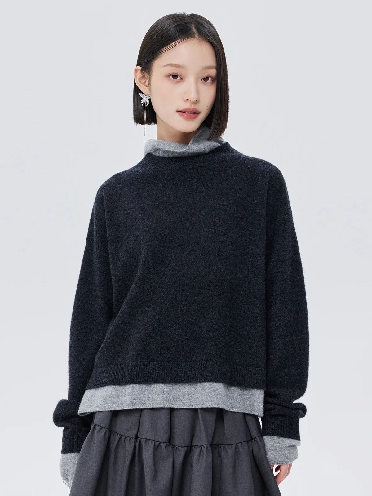 Женский свитер Queen из 100% шерсти с высоким воротником, свободного кроя, в стиле колор-блок, карбонового цвета, модный, для повседневной носки, вязаный, с длинными рукавами
Женский свитер Queen из 100% шерсти с высоким воротником, свободного кроя, в стиле колор-блок, карбонового цвета, модный, для повседневной носки, вязаный, с длинными рукавами