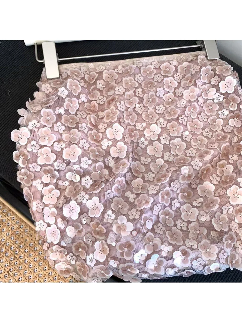 Новая женская юбка А-силуэта с цветочным узором и пайетками, с завышенной талией, осенне-зимняя, омолаживающая, блестящая
Новая женская юбка А-силуэта с цветочным узором и пайетками, с завышенной талией, осенне-зимняя, омолаживающая, блестящая