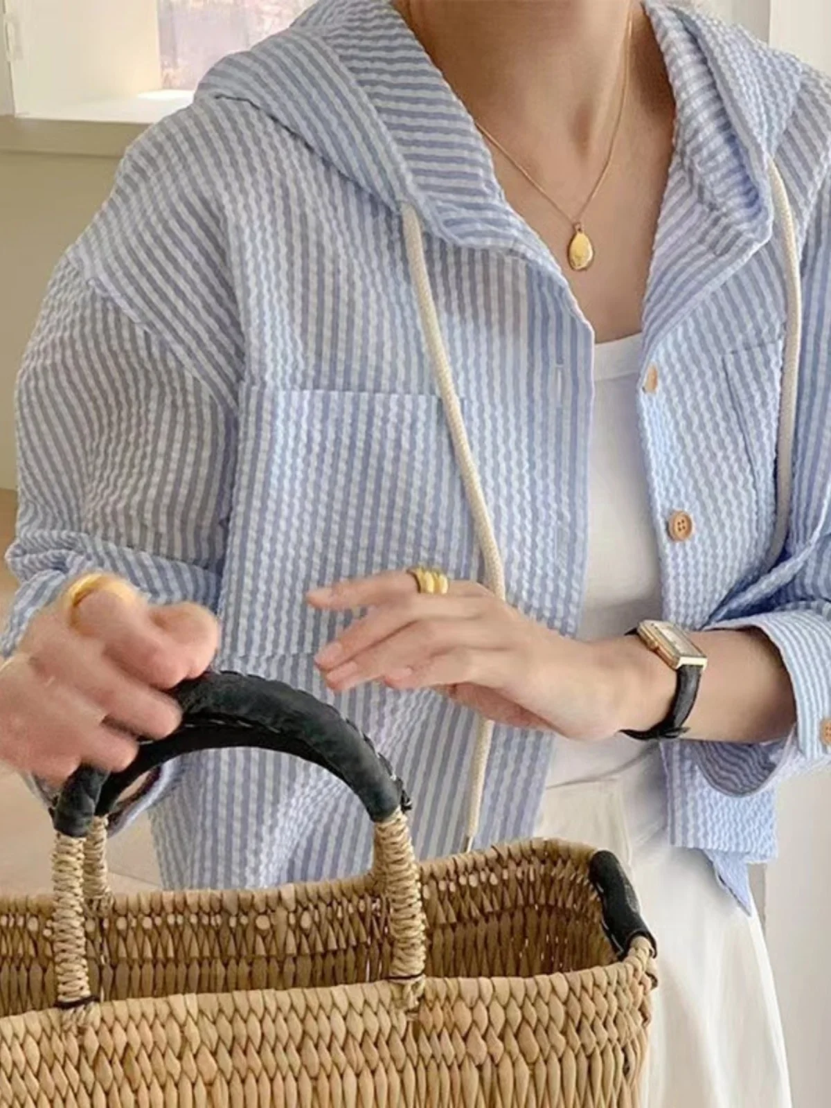 Защита от солнца с капюшоном в синюю полоску, верхняя одежда для женщин, летняя тонкая свободная повседневная универсальная верхняя одежда, модный милый слей
Защита от солнца с капюшоном в синюю полоску, верхняя одежда для женщин, летняя тонкая свободная повседневная универсальная верхняя одежда, модный милый слей