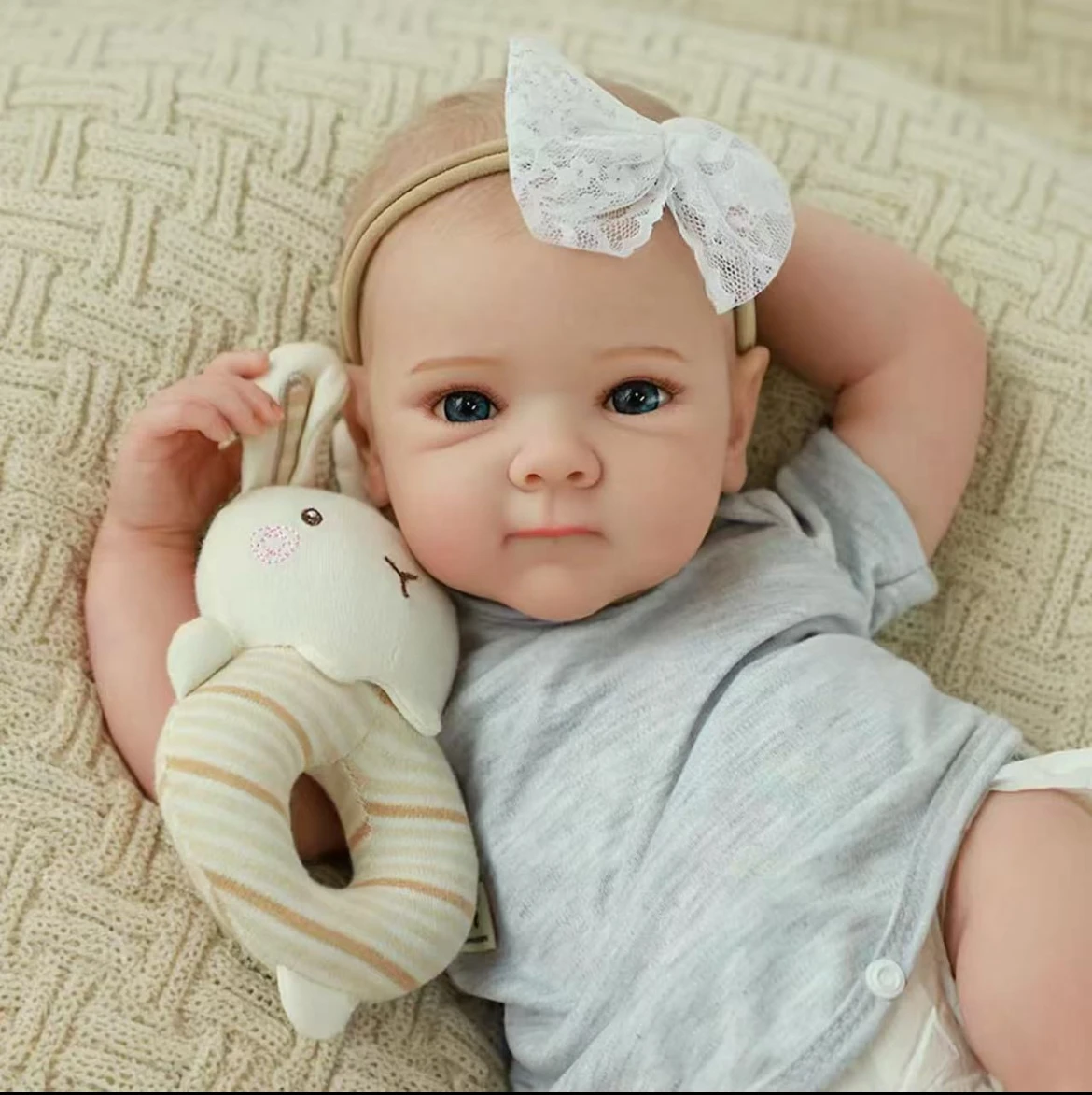 18-дюймовый готовый к подарку Reborn Baby Bettie, реалистичный обнимающий компаньон на Рождество и день рождения — качественная художественная кукла для самых одинников
18-дюймовый готовый к подарку Reborn Baby Bettie, реалистичный обнимающий компаньон на Рождество и день рождения — качественная художественная кукла для самых одинников