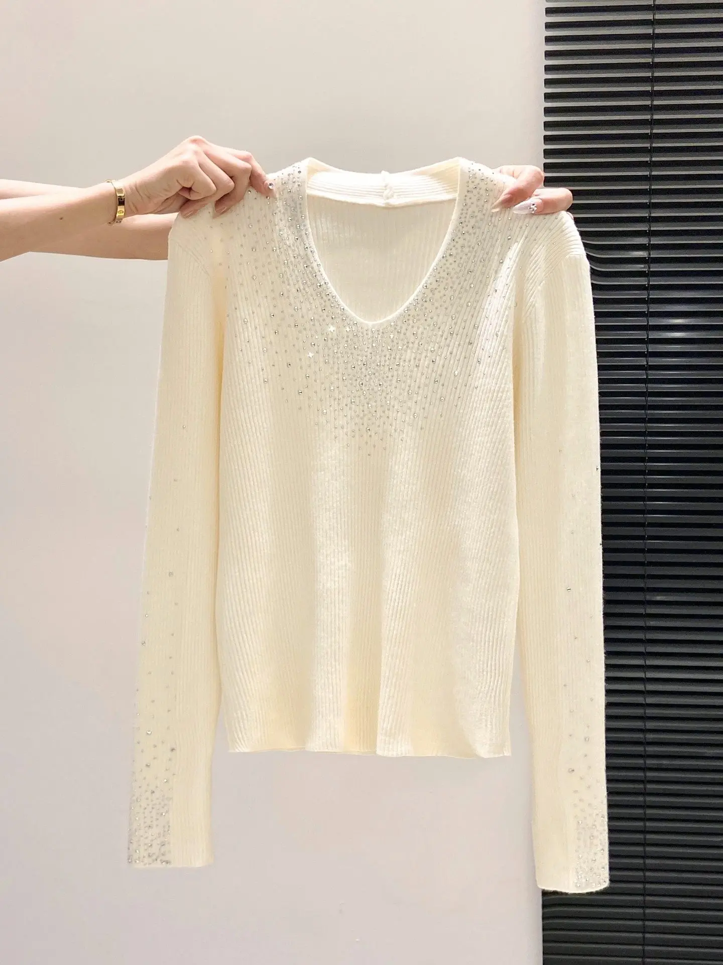 Women's Long Sleeve V-Neck Knitted Base Shirt Diamond Heating Winter New Style Slim Fit Commute Fashion Inner Wear Top
Women's Long Sleeve V-Neck Knitted Base Shirt Diamond Heating Winter New Style Slim Fit Commute Fashion Inner Wear Top
