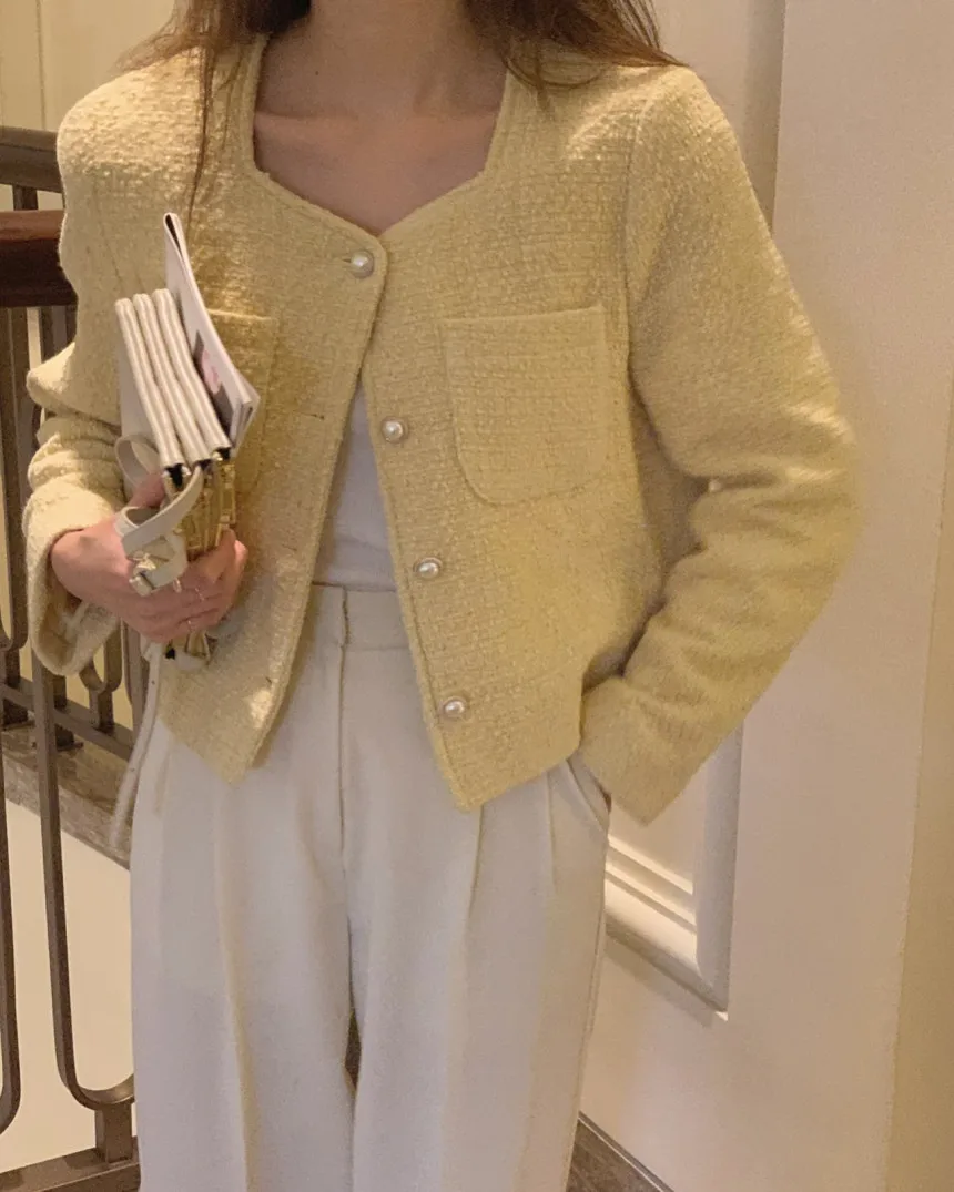 Шикарная осенняя верхняя одежда свободного покроя с жемчужными пуговицами для женщин с квадратным воротником и твидовым дизайном, пальто из полиэфирного волокна
Шикарная осенняя верхняя одежда свободного покроя с жемчужными пуговицами для женщин с квадратным воротником и твидовым дизайном, пальто из полиэфирного волокна