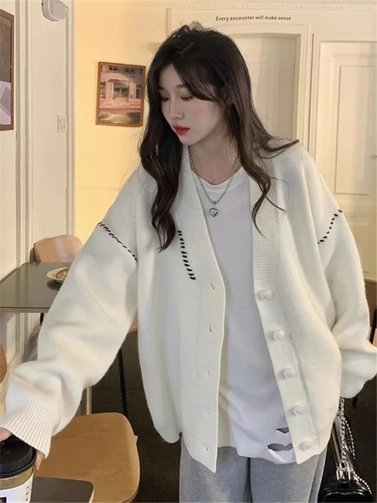 plus Size Women's Knitted Jacket V-Neck Loose Fit Autumn Winter Outerwear Casual Style Button Detail Long Sleeve Sweater Coat
plus Size Women's Knitted Jacket V-Neck Loose Fit Autumn Winter Outerwear Casual Style Button Detail Long Sleeve Sweater Coat