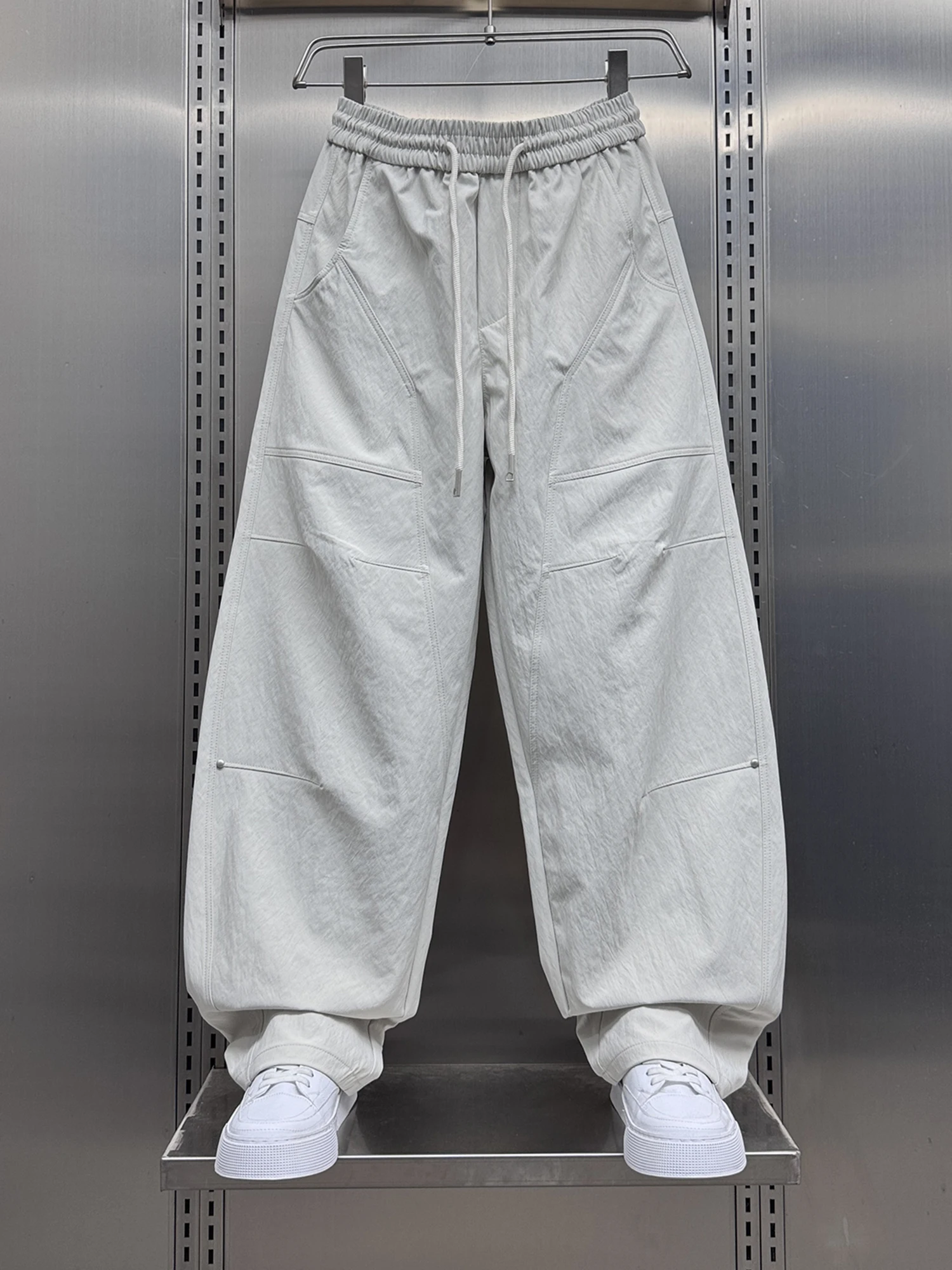 Модные повседневные брюки для мужчин, свободные, широкие, осенние, новые, стильные, брендовые, американского стиля, удобные, прямого кроя
Модные повседневные брюки для мужчин, свободные, широкие, осенние, новые, стильные, брендовые, американского стиля, удобные, прямого кроя