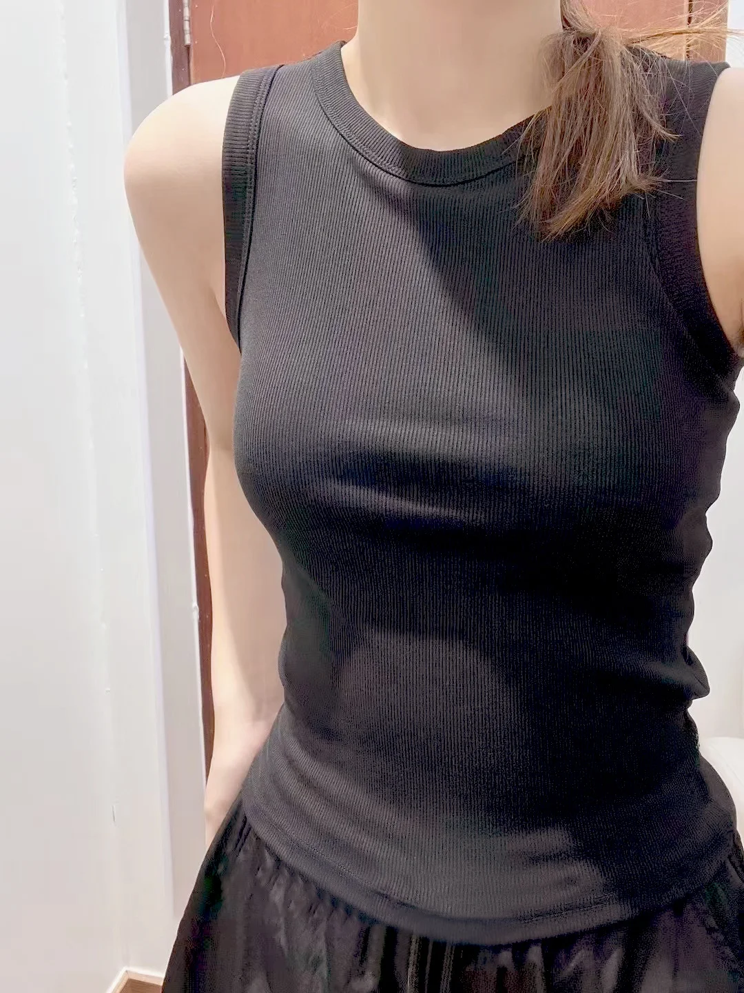 Женский топ-майка South Sister Fashion с бретелями и встроенными чашечками для поддержки груди
Женский топ-майка South Sister Fashion с бретелями и встроенными чашечками для поддержки груди