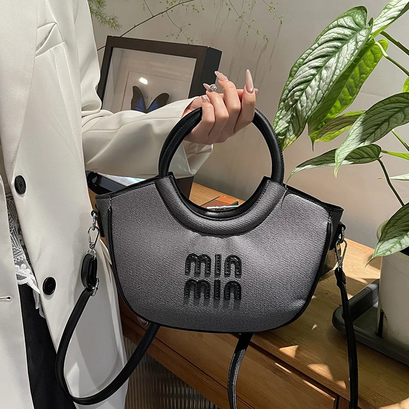 Trendy Fashionable Mini Purse Bag For Women Chic Outing With Simple Letter Logo And Premium Leather Material
Trendy Fashionable Mini Purse Bag For Women Chic Outing With Simple Letter Logo And Premium Leather Material