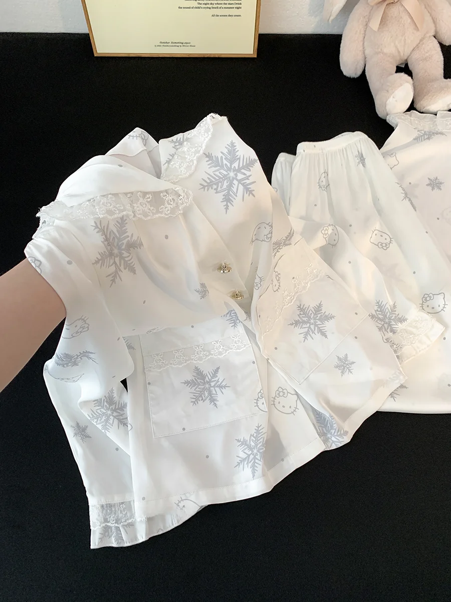 Женская домашняя одежда из ледяного шелка с мультяшным принтом снежинок, свободного кроя, весна-осень, с длинным рукавом и воротником-стойкой
Женская домашняя одежда из ледяного шелка с мультяшным принтом снежинок, свободного кроя, весна-осень, с длинным рукавом и воротником-стойкой