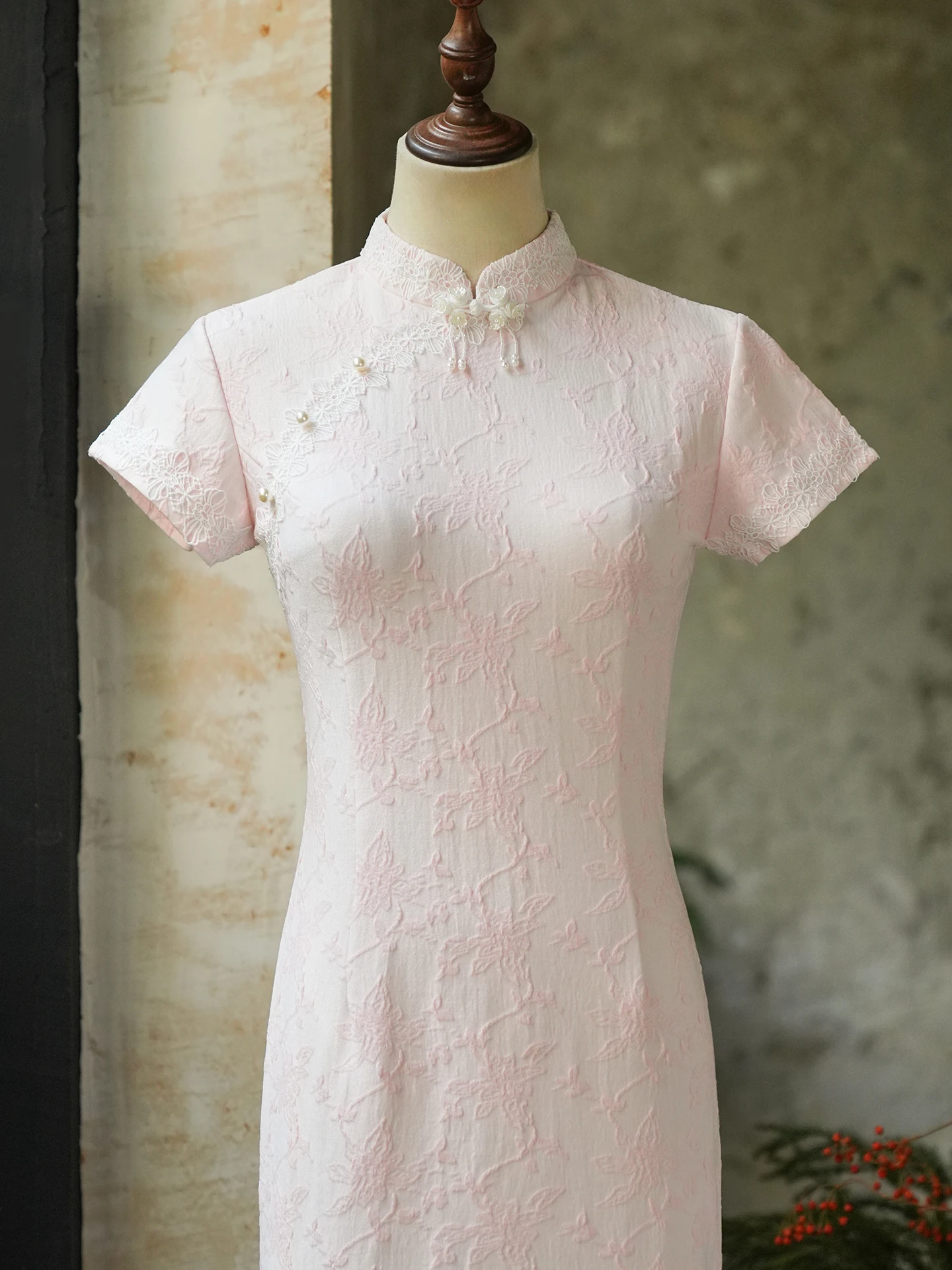 New Chinese Sle ort Sve Qipao Dr Pink Beautiful Girl Spring New Arrival Ele Simple Long Qipao for Young Women
New Chinese Sle ort Sve Qipao Dr Pink Beautiful Girl Spring New Arrival Ele Simple Long Qipao for Young Women