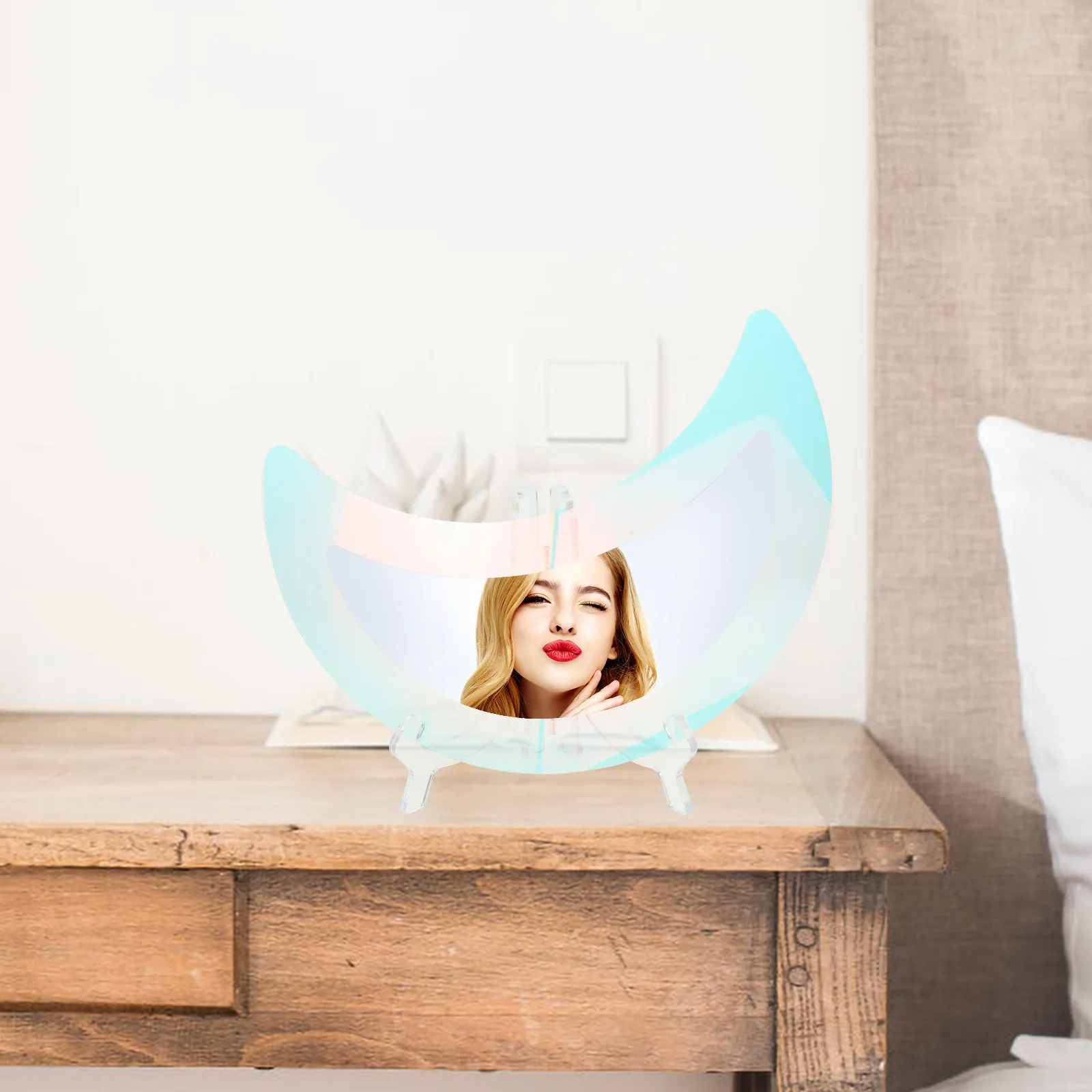 Зеркало акриловое настольное в форме полумесяца с подставкой для декора рабочего стола, спальни, ванной комнаты, туалетного столика. Эстетичное зеркало нестандартной формы.
Зеркало акриловое настольное в форме полумесяца с подставкой для декора рабочего стола, спальни, ванной комнаты, туалетного столика. Эстетичное зеркало нестандартной формы.