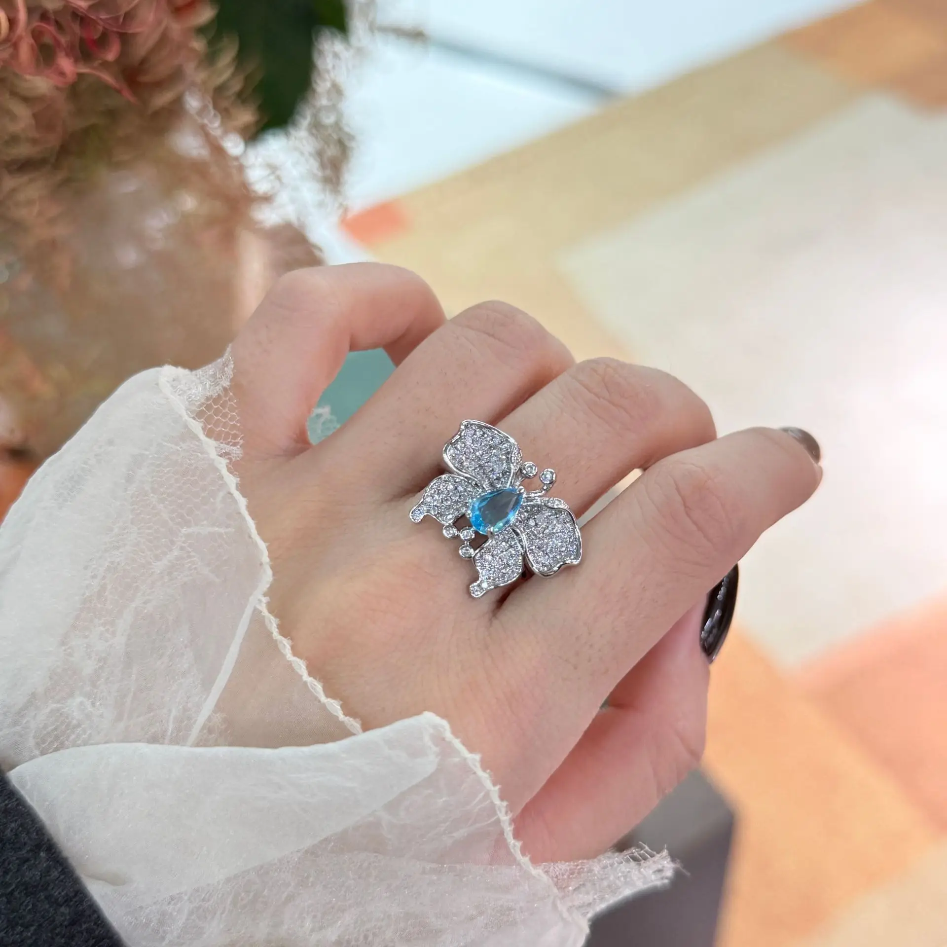 Свежие и роскошные инкрустированные бриллиантовые кольца с цветком-бабочкой для женщин, серебро 925, винтажное кольцо с синим кристаллом, свадебные украшения, подарок
Свежие и роскошные инкрустированные бриллиантовые кольца с цветком-бабочкой для женщин, серебро 925, винтажное кольцо с синим кристаллом, свадебные украшения, подарок