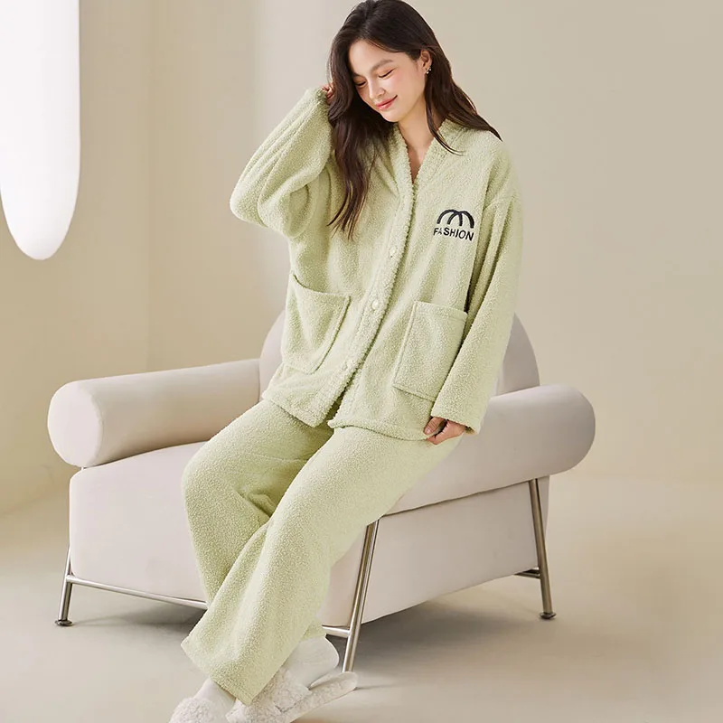 Женская осенне-зимняя пижама из кораллового флиса, утепленный и теплый комплект с длинными рукавами и длинными брюками, новый стиль, свободная женская одежда для отдыха
Женская осенне-зимняя пижама из кораллового флиса, утепленный и теплый комплект с длинными рукавами и длинными брюками, новый стиль, свободная женская одежда для отдыха
