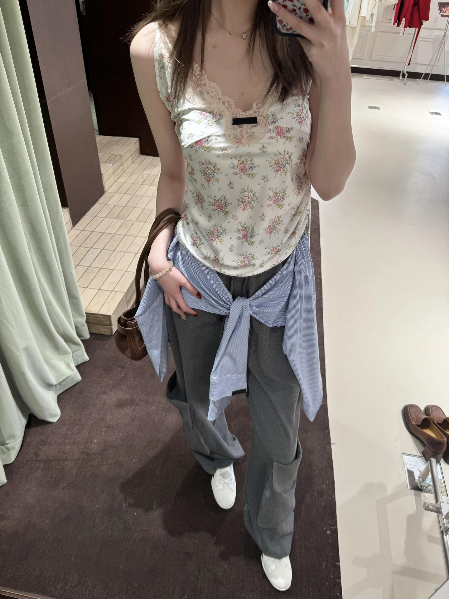 Sweet And Gentle Floral Lace Strap Vest Top Women's Premium Spring Fashion Commute Style H-Shape Backless Casual Outerwear
Sweet And Gentle Floral Lace Strap Vest Top Women's Premium Spring Fashion Commute Style H-Shape Backless Casual Outerwear
