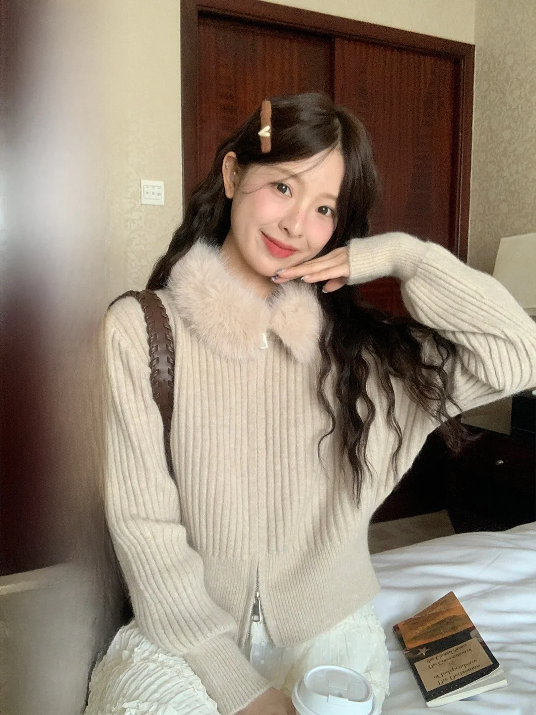 Korean Style Soft Plush Collar Sweater Cardigan Simple Minimalist Design Unique Sensation Top Women's Fashion Citywalk Office
Korean Style Soft Plush Collar Sweater Cardigan Simple Minimalist Design Unique Sensation Top Women's Fashion Citywalk Office