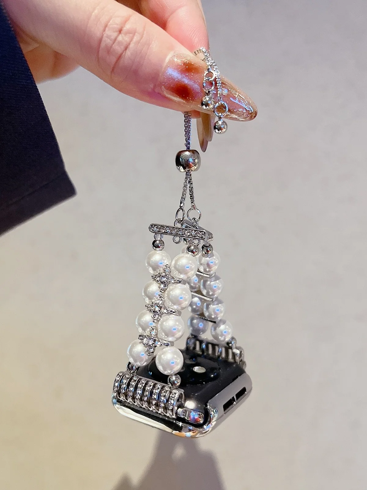 Двухрядный ремешок для iWatch с жемчужными вставками и стразами, совместимый с моделями 38 мм, 40 мм, 41 мм, 42 мм, 44 мм, 45 мм, 49 мм, модный ремешок.
Двухрядный ремешок для iWatch с жемчужными вставками и стразами, совместимый с моделями 38 мм, 40 мм, 41 мм, 42 мм, 44 мм, 45 мм, 49 мм, модный ремешок.