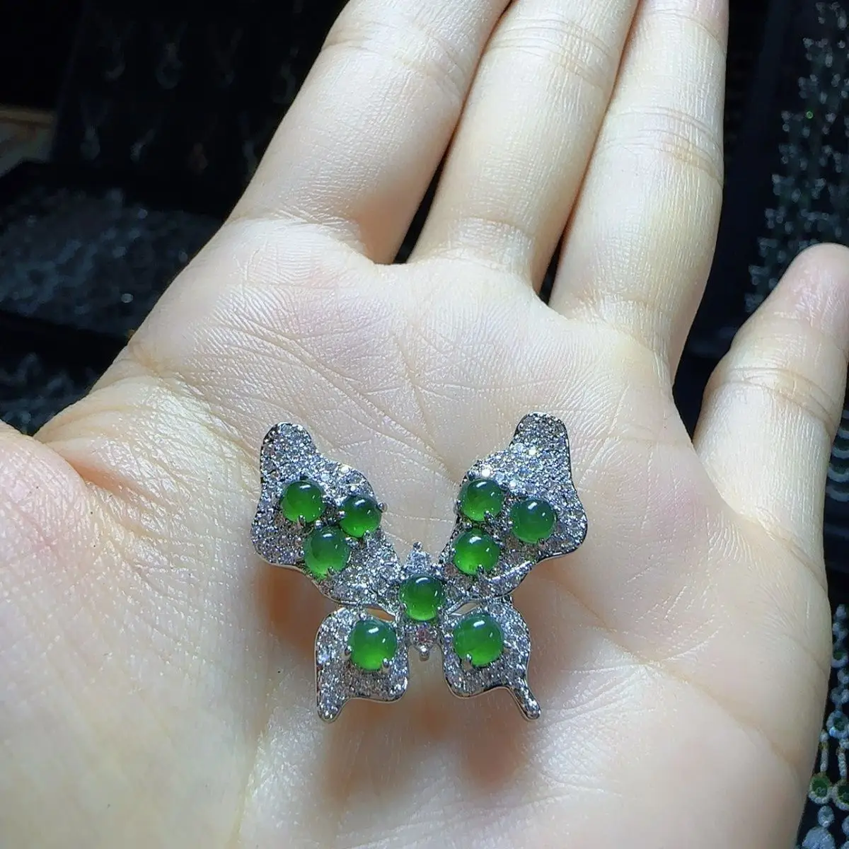 Natural A jadeite ice yang green butterfly brooch pendant dual-purpose model (choose the best one for diversity)
Natural A jadeite ice yang green butterfly brooch pendant dual-purpose model (choose the best one for diversity)
