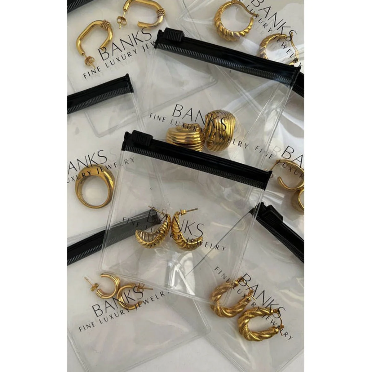 100 шт., высокое качество, индивидуальный логотип, модные украшения, маленький пластиковый прозрачный чехол из ПВХ с застежкой-молнией, черная сумка на молнии для ювелирных изделий
100 шт., высокое качество, индивидуальный логотип, модные украшения, маленький пластиковый прозрачный чехол из ПВХ с застежкой-молнией, черная сумка на молнии для ювелирных изделий