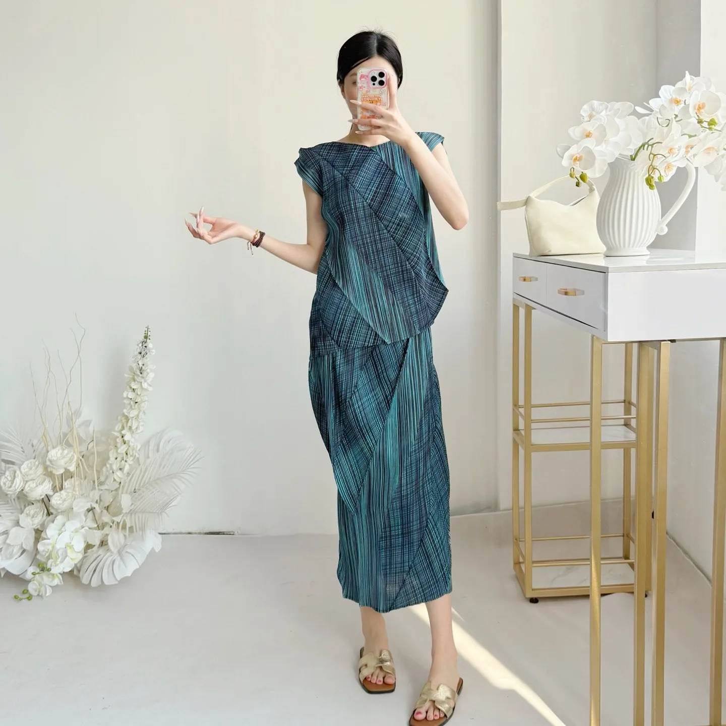 Round Neck Sleeveless T-shirt Twill Print Half-body Dress Two-piece Set 2025 Summer Miyake Style Irregular Pleated Women's Suit
Round Neck Sleeveless T-shirt Twill Print Half-body Dress Two-piece Set 2025 Summer Miyake Style Irregular Pleated Women's Suit
