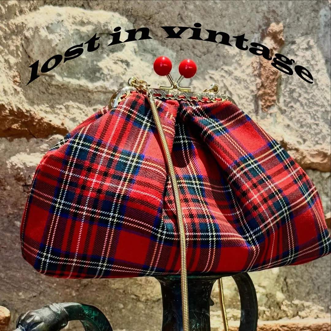 Lost In Vintage Bag with Plaid Purse Red Pearl Kiss Lock Metal Frame Clutch 28x16x8cm Classic Bags Borsa
Lost In Vintage Bag with Plaid Purse Red Pearl Kiss Lock Metal Frame Clutch 28x16x8cm Classic Bags Borsa