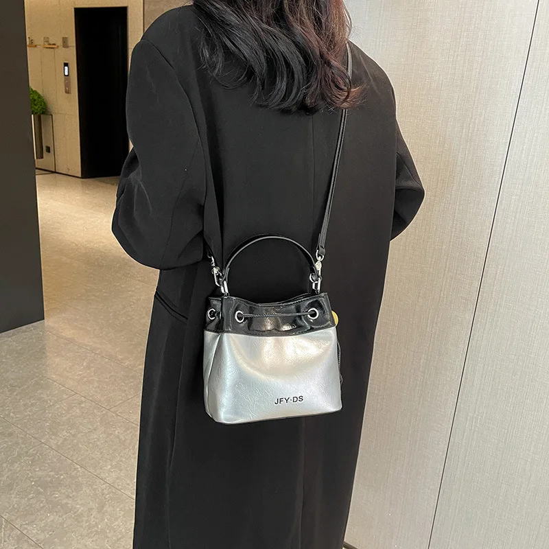 2026 New Hot Sale Classic Women's Winter Bucket Bag Niche Design High-end Simple Fashion Portable Shoulder Bag
2026 New Hot Sale Classic Women's Winter Bucket Bag Niche Design High-end Simple Fashion Portable Shoulder Bag