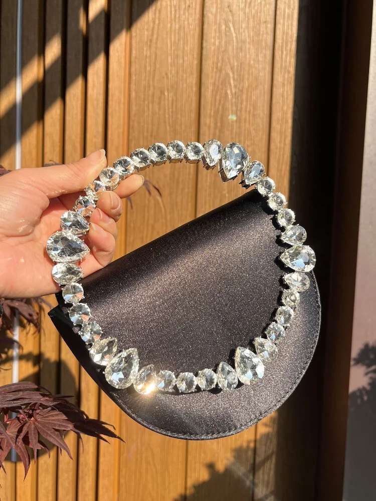 Women Shiny Crystal-Embellished Saddle Bag Luxury Satin Evening Clutch Bag Designer Rhinestone Party Wedding Clutch Purse
Women Shiny Crystal-Embellished Saddle Bag Luxury Satin Evening Clutch Bag Designer Rhinestone Party Wedding Clutch Purse