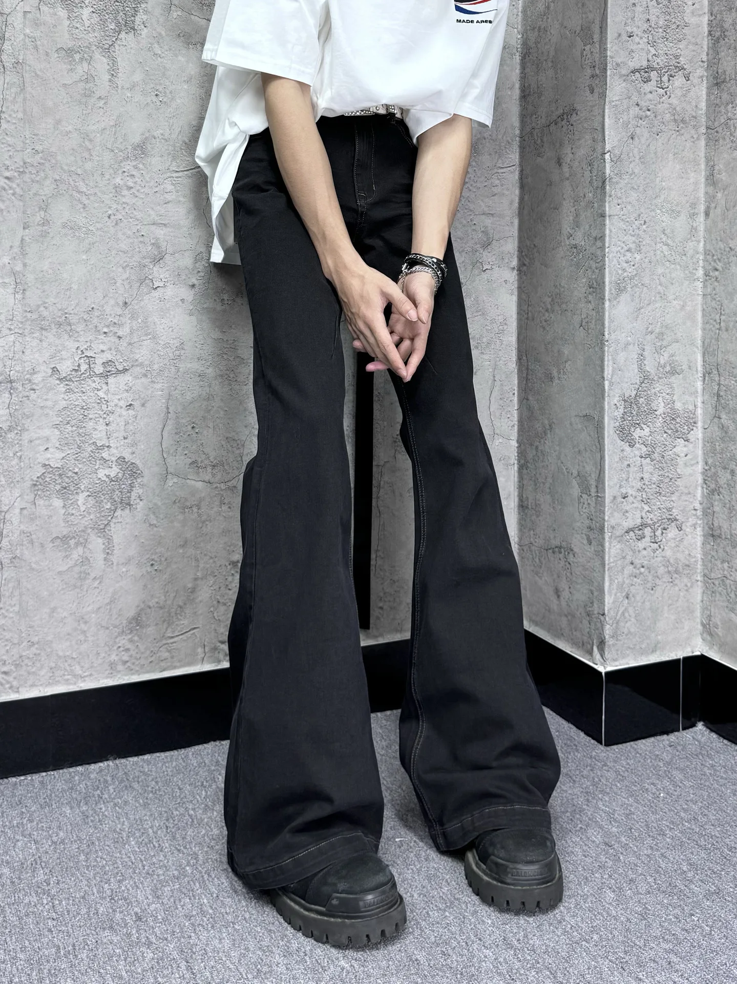 Loose Men's Bell Bottom Jeans 2024 American Retro Style Elastic Sash High Street Vintage Long Trousers Low Waist Zipper Closure
Loose Men's Bell Bottom Jeans 2024 American Retro Style Elastic Sash High Street Vintage Long Trousers Low Waist Zipper Closure