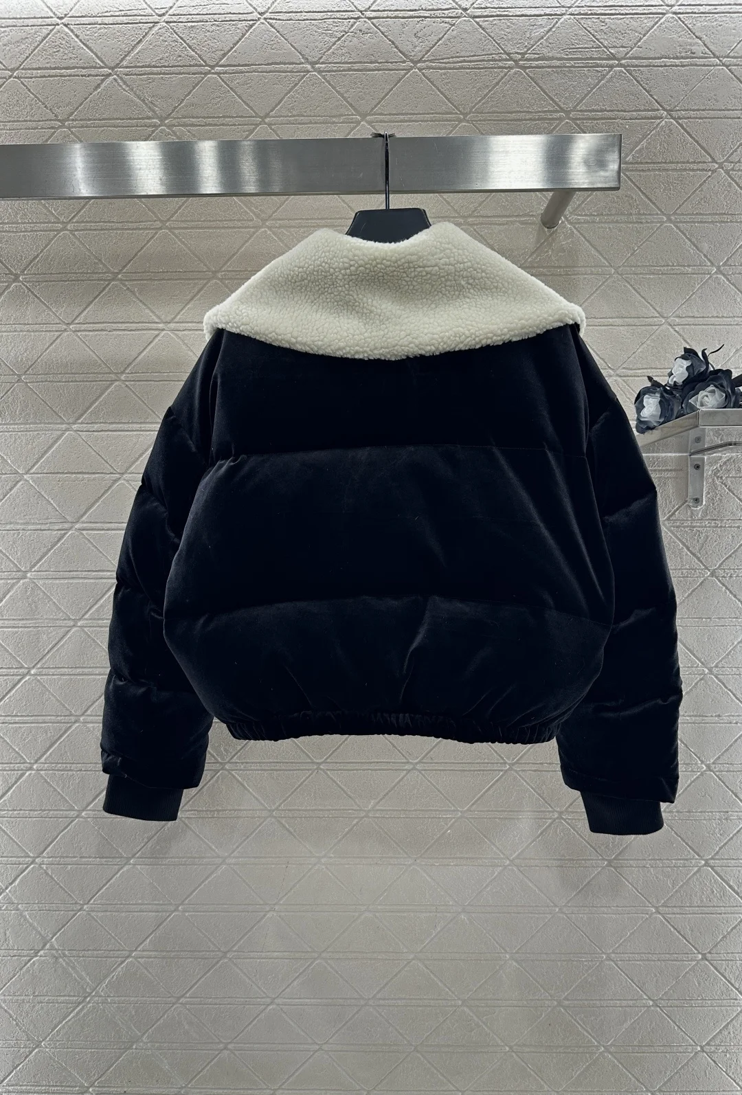 Зимняя новая модная женская бархатная куртка-пуховик с плюшевым воротником
Зимняя новая модная женская бархатная куртка-пуховик с плюшевым воротником