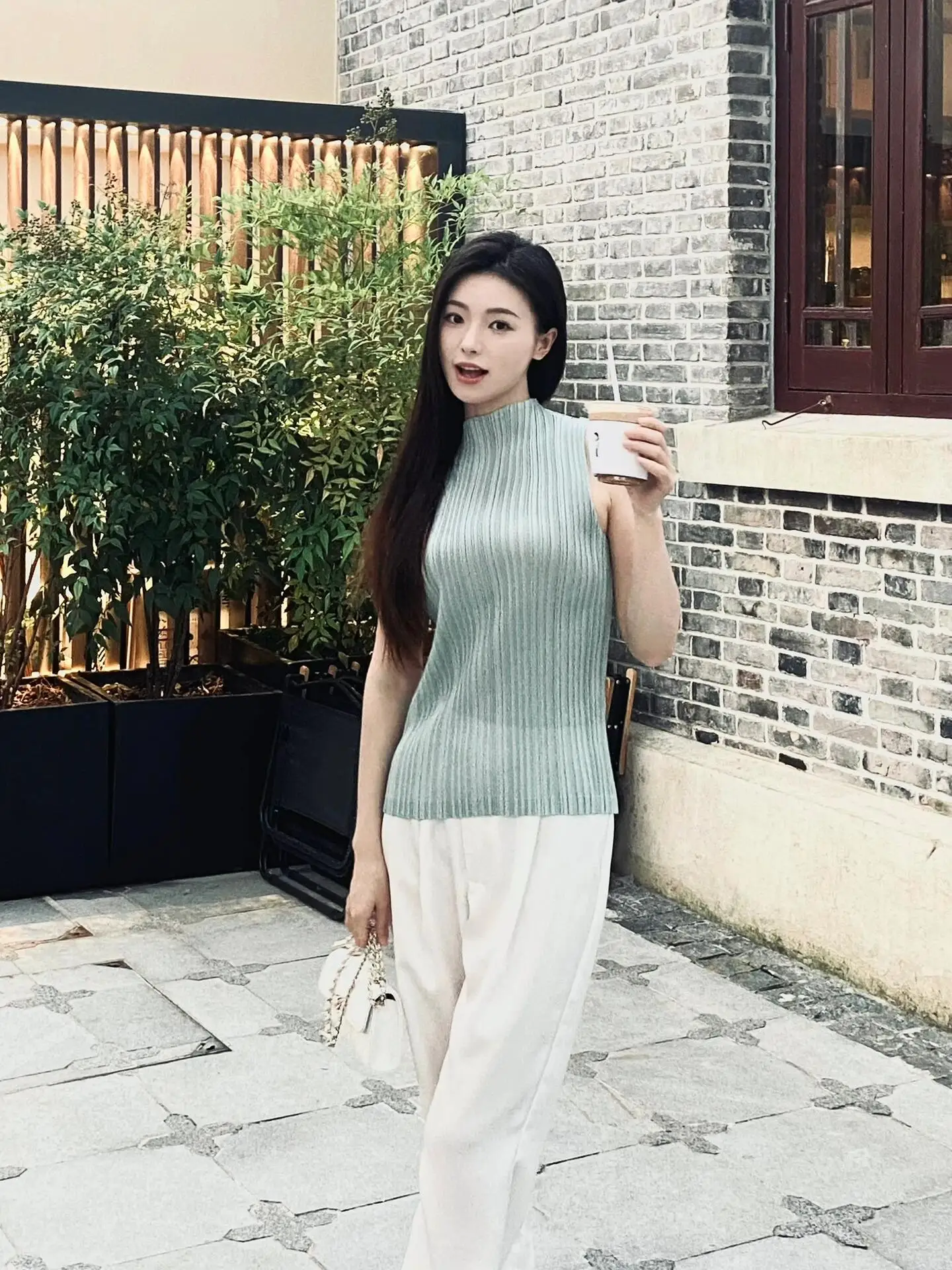 Miyake Pleated Solid Color Top 2025 Summer New High Neck Peplum Sleeveless Tank Top
Miyake Pleated Solid Color Top 2025 Summer New High Neck Peplum Sleeveless Tank Top
