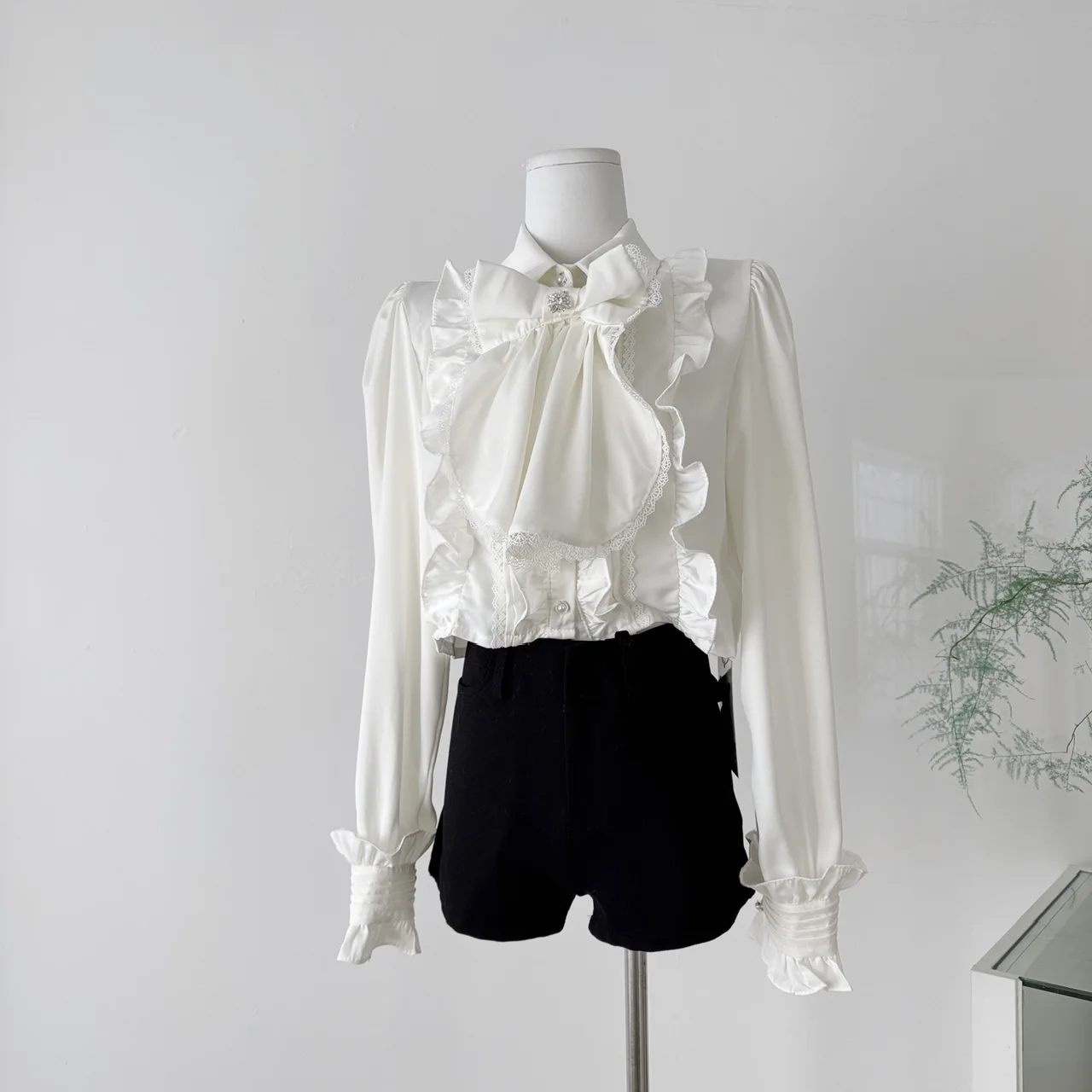 Весенне-осенняя французская винтажная элегантная рубашка в придворном стиле, женская однобортная однобортная шикарная футболка с бантом, эстетичный топ в стиле Харадзюку Y2K
Весенне-осенняя французская винтажная элегантная рубашка в придворном стиле, женская однобортная однобортная шикарная футболка с бантом, эстетичный топ в стиле Харадзюку Y2K