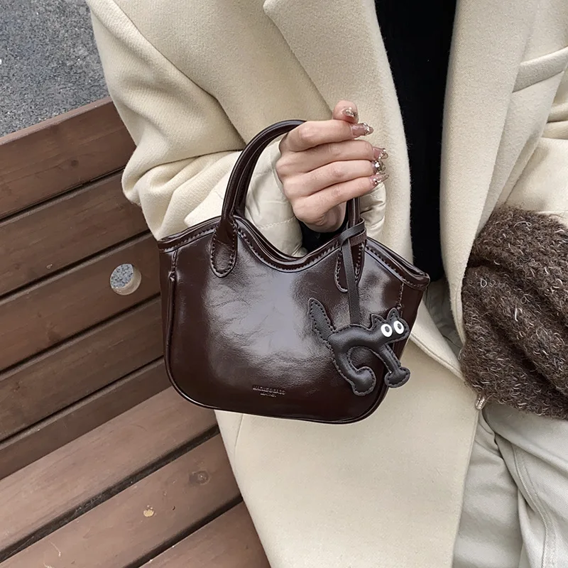 New Autumn And Winter Fashion Versatile Niche Design Handbag PU Soft Leather Commuter Crossbody Bag Girls Dress Up Shoulder Bag
New Autumn And Winter Fashion Versatile Niche Design Handbag PU Soft Leather Commuter Crossbody Bag Girls Dress Up Shoulder Bag