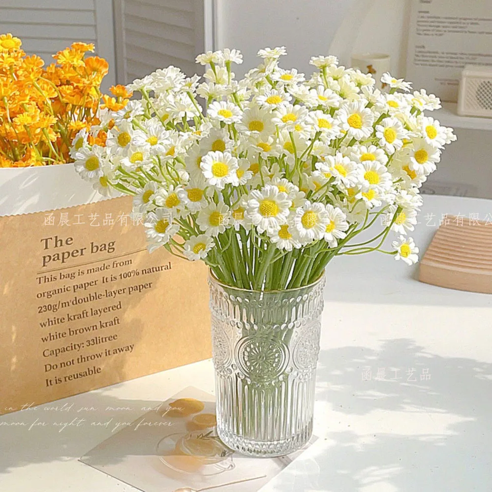 Chamomile artificial flowers european style dining table fake flowers home decoration small wild chrysanthemum
Chamomile artificial flowers european style dining table fake flowers home decoration small wild chrysanthemum