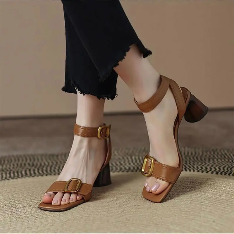 Women Metal Square Buckle High Heels Sandals Summer Square Toe Pumps for Women Vintage Buckle Lady Shoes Mid Heel Female Pumps
Women Metal Square Buckle High Heels Sandals Summer Square Toe Pumps for Women Vintage Buckle Lady Shoes Mid Heel Female Pumps