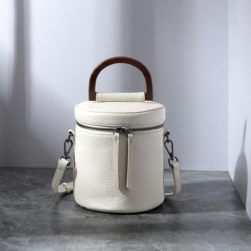 Luxury Brand Female Designer Fashionable Leather Crossbody Bag New High-end Texture Solid Color Versatile Portable Bucket Bags
Luxury Brand Female Designer Fashionable Leather Crossbody Bag New High-end Texture Solid Color Versatile Portable Bucket Bags